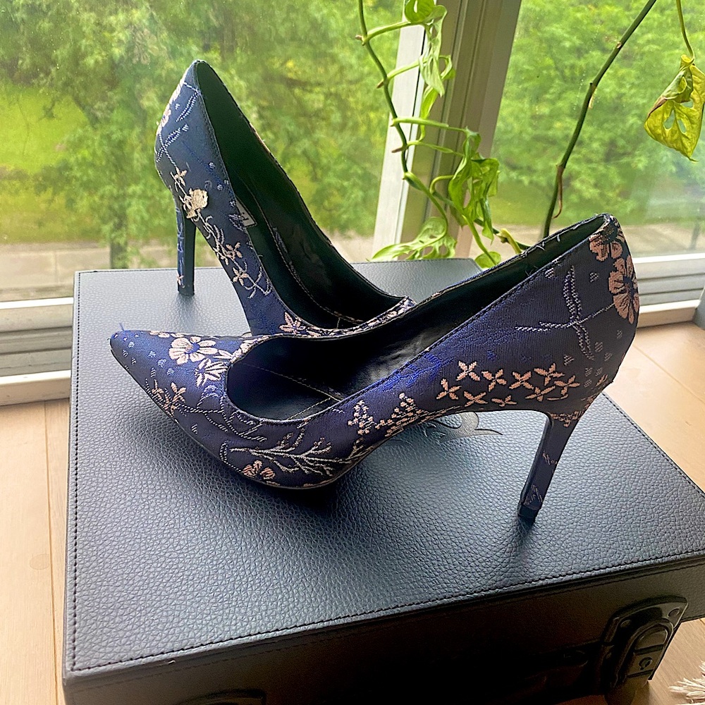 Charles David stiletto. Size 8.5z purple